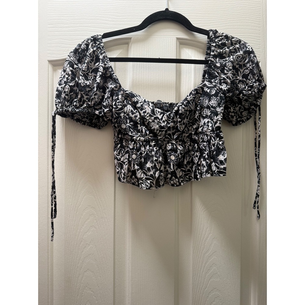 Olivaceous Black & White Floral Puff Sleeve Crop Top - Size Small